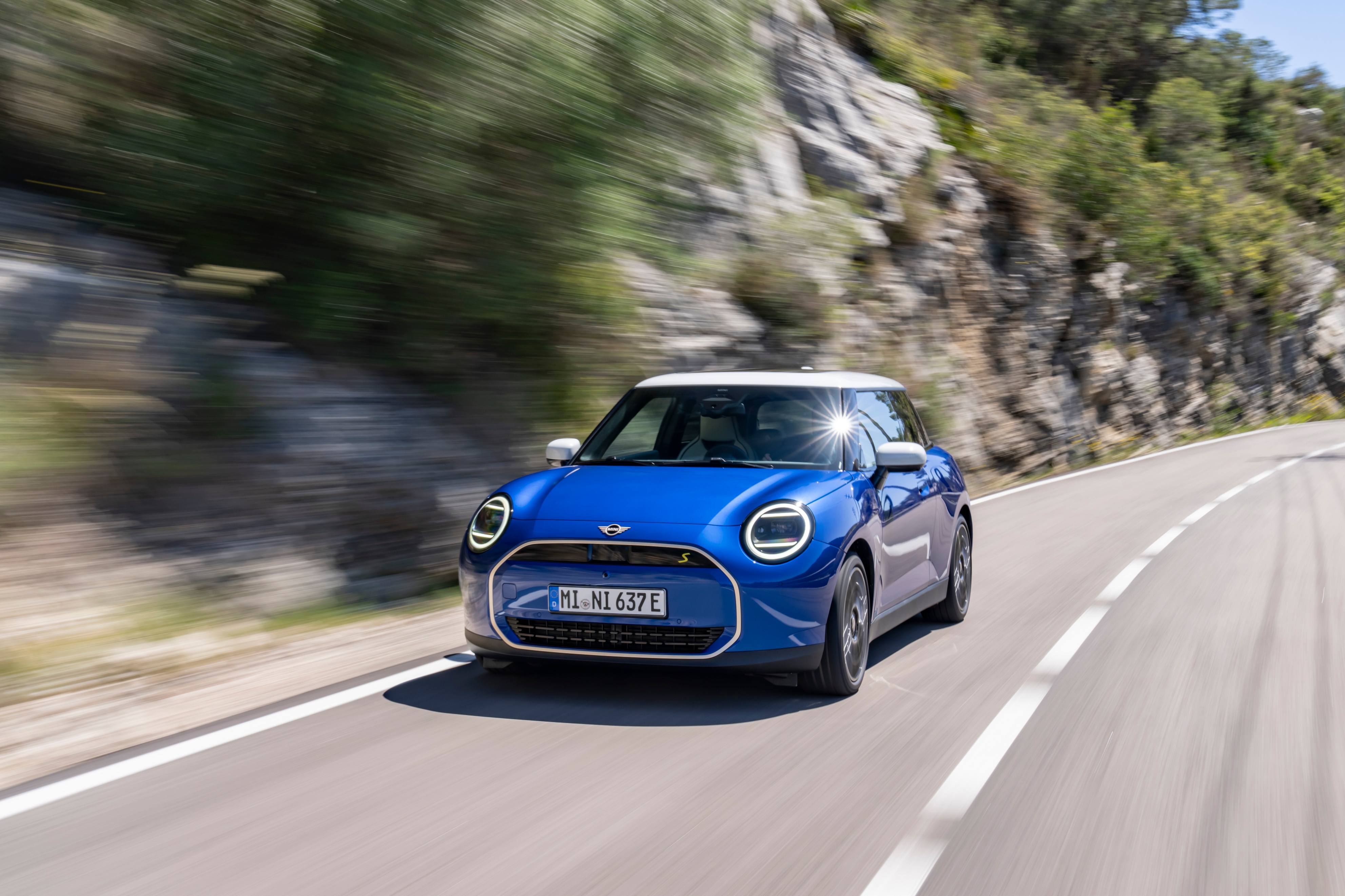 全新电动MINI COOPER荣获2024年度“金方向盘”奖